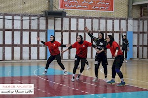 روز پرگل و سرعتی لیگ یک هندبال بانوان؛  سرعت، تجربه و تاکتیک، سه عامل تعیین‌کننده در روز سوم+ تصاویر