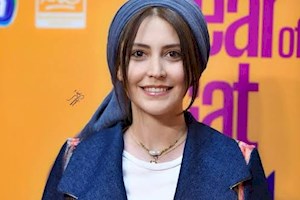 شبنم قربانی جایزه‌ «قمارباز» را به کودکان میناب تقدیم کرد