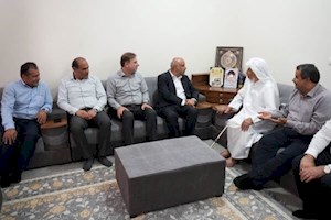 وزیر تعاون با خانواده شهید اهل سنت در عسلویه دیدار کرد
