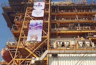 آغاز بارگیری سکوی مسکونی 2500 تنی میدان رشادت از صدرا بوشهر